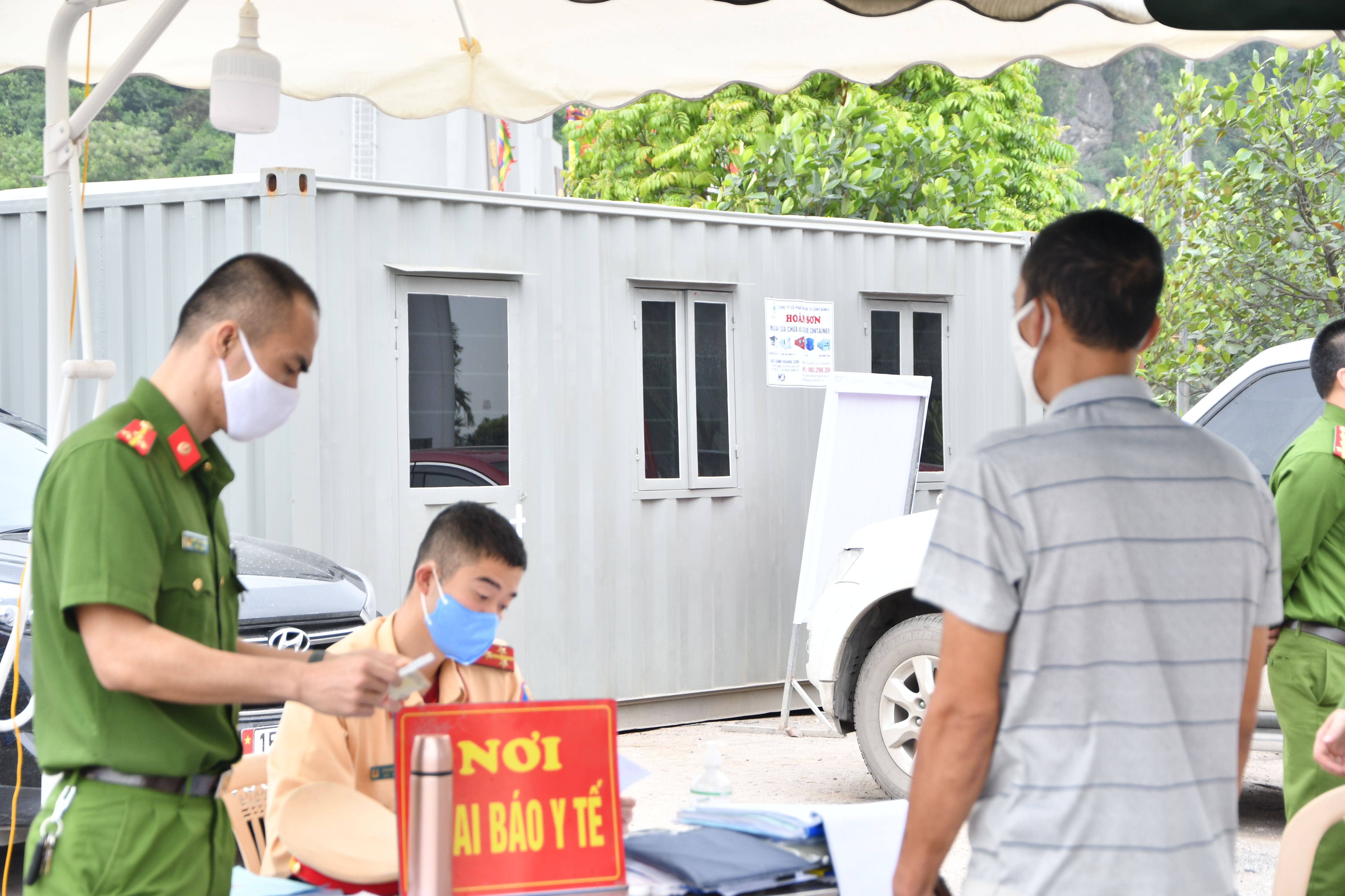 Phạt hành chính 9 trường hợp ra khu vực công cộng sau 22 giờ đêm